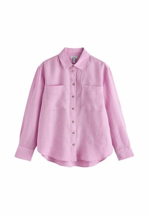 Chemise rose à manches longues avec boutons, deux poches poitrine et un col classique, présentée sur un fond blanc.