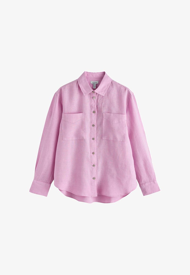 Chemise rose à manches longues avec boutons, deux poches poitrine et un col classique, présentée sur un fond blanc.