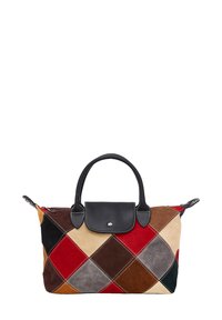 Mønstret suede taske i multicolor med diamantmønster i rød, brun, beige og sort. Sorte læderhåndtag og topklap med tryklås.