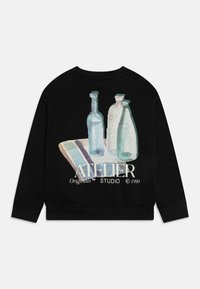 Sudadera negra con una colorida impresión en acuarela de tres botellas y una superficie a rayas en la parte posterior, con texto del logo debajo de la imagen.