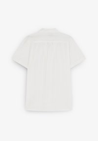 Camisa blanca de manga corta con un pliegue en la espalda y un cuello clásico, fabricada con una tela suave y con un diseño limpio y minimalista.