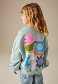 Next REGULAR FIT - Collegepaita - green floral shapes