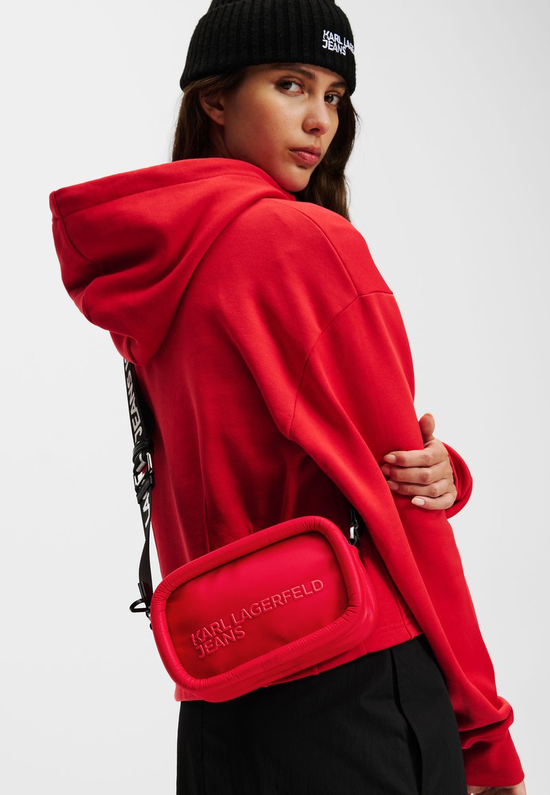 Karl Lagerfeld Jeans PUFFY CAMERA - Fototasche - pompeian red