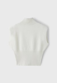 Gilet en tricot blanc sans manches avec col roulé côtelé haut et large ourlet côtelé sur fond uni.