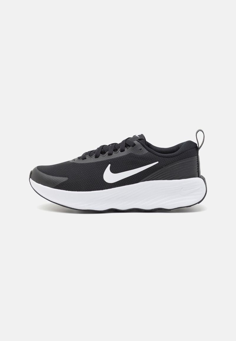 Chaussure de course Nike noire avec un upper en mesh texturé, une semelle intermédiaire blanche et un logo discret. Elle présente un bout arrondi et une semelle extérieure en caoutchouc flexible.