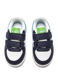 Scarpe sportive navy e bianche con doppie cinghie in Velcro, materiale testurizzato, colletto imbottito e accentatura verde sul linguetto.