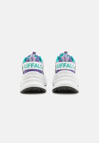 Fargerike sneakers med hvit såle, med et mesh-overdel i lilla og teal. Stor "BUFFALO" tekst på hæltappen.