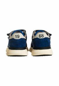 Scarpe sportive in suede blu con dettagli grigi, suola nera e targhette numerate (19 e 68) sul tallone. Materiale resistente e design sportivo.