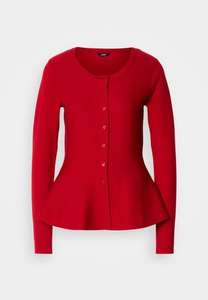 Punainen pitkähihaisen nappilähetyksen villatakki, jossa on pyöreä kaula-aukko ja kevyt peplum-helma vyötäröllä, esitellään neutraalilla taustalla.