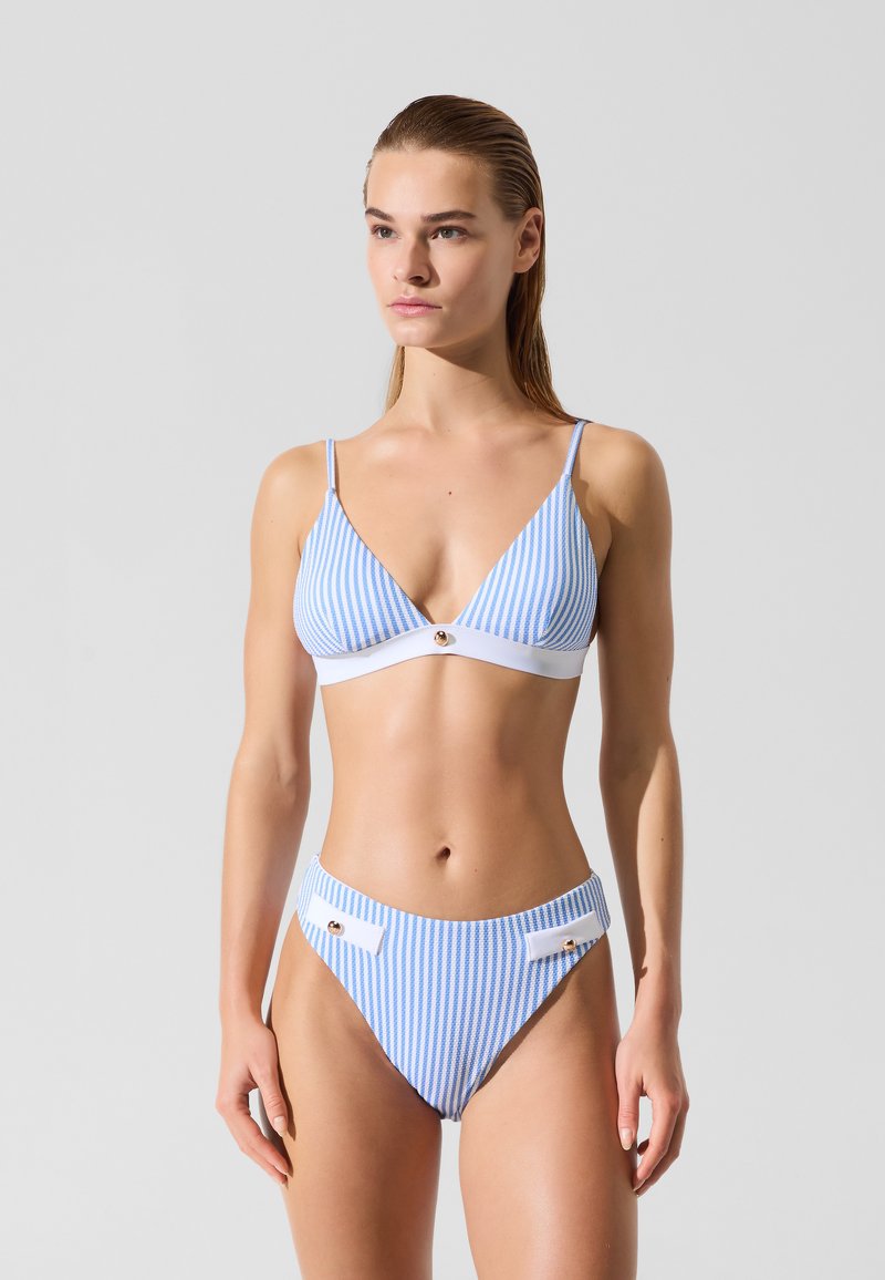 Bikini rayé bleu clair et blanc, comprenant un haut triangulaire à bretelles ajustables et un short taille haute assorti avec des accents de boutons.