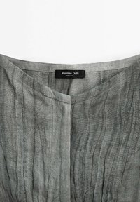 Graue Leinenbluse mit V-Ausschnitt, die vertikale Strukturstreifen und ein schwarzes Etikett mit der Aufschrift "Massimo Dutti" aufweist.