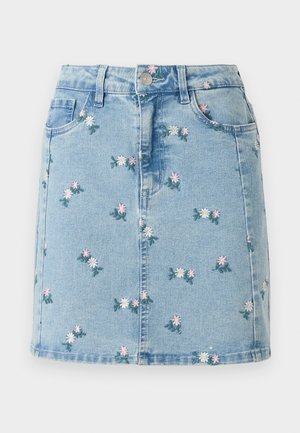 Jupe en denim bleu clair avec petites fleurs roses et blanches brodées, poches avant, passants pour ceinture et fermeture par boutons.