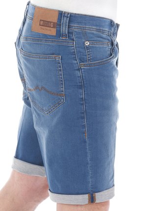Shorts in denim di blu medio con orlo arrotolato, dotati di un'etichetta in pelle, cuciture a contrasto e tasche posteriori con cuciture decorative.