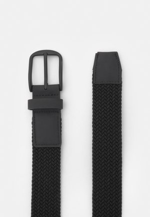 Cintura elastica intrecciata nera con fibbia nera opaca e accenti in pelle. Presenta un design testurizzato e una punta affusolata.