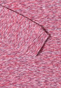 Dzianinowy sweter w odcieniach różu i czerwieni, z prążkowaną fakturą i zwiniętym mankietem. Materiał wydaje się miękki i ciepły.