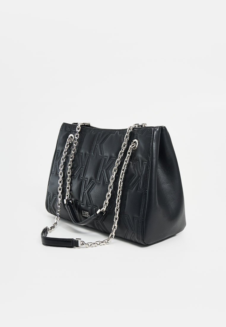 Sac à main en cuir noir avec un design matelassé et un motif "K" en relief, chaînes en métal argenté, et une silhouette structurée.