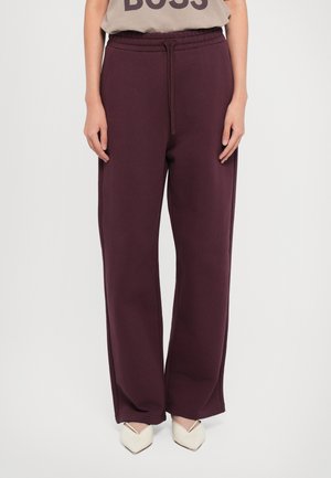 Burgunderfargede vide joggebukser med elastisk midjebånd og snøring; mykt stoff; kombinert med lyse spisse ballerinaer.