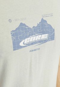 Jack & Jones GEDRUCKT RUNDHALS - Print T-shirt - moonbeam