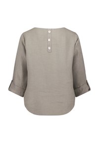 Ljusgrå linblus med rund halsringning, trekvartslånga ärmar och en knappslå med tre knappar på baksidan.