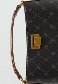 Sac à main noir à motif avec une texture lisse, doté d'une fermeture carrée en or et d'une poignée en cuir marron. Orné de motifs en forme de diamants.