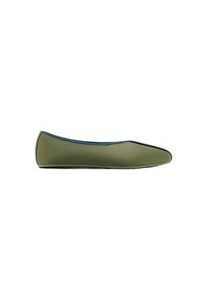 Scarpa bassa slip-on verde oliva con punta appuntita e bordo blu a contrasto lungo il bordo superiore, vista laterale.