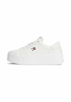 Hvid lavtop platformesneaker med snørebånd, prægede "Tommy Jeans" på sålen og lille rød, hvid og blå Tommy Hilfiger-logo på siden.