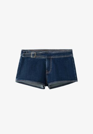 Short en denim bleu foncé avec ceinture en tissu assortie et boucle rectangulaire argentée, avec des coutures visibles et une fermeture éclair à l'avant.