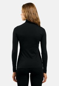 Schwarzes Langarm-Turtleneck-Shirt, enganliegendes Design, glatte Textur und gerader Schnitt am Saum, ohne sichtbare Logos oder Muster.