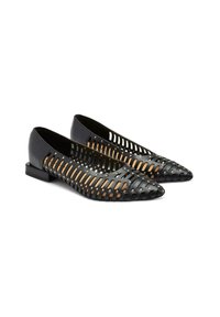 Ballerine nere a punta con design intrecciato, caratterizzate da aperture e dettagli in bronzo, presentano un tacco basso a blocco per maggiore stabilità.