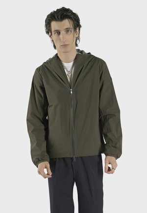 Olivgrüner, leichter Windbreaker mit Kapuze, Frontreißverschluss und elastischen Bündchen; glatte Textur mit minimalistischem Design.