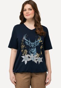 Ulla Popken DEER  - Camiseta estampada - navy blue
