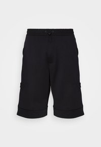 Czarne sportowe szorty wykonane z mieszanki bawełny. Oferują elastyczny pas ze sznurkiem, boczne kieszenie oraz proste nogawki.