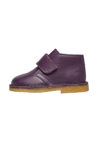 Scarpa ankle in pelle viola per bambini con una sola ampia fascetta in Velcro e suola in crepe marrone chiaro.