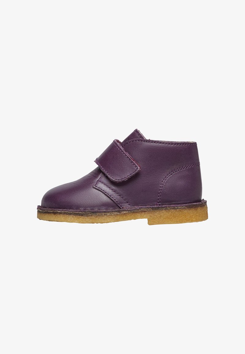 Zapato infantil de cuero morado hasta el tobillo con una única tira de Velcro ancha y una suela de crepe marrón claro.