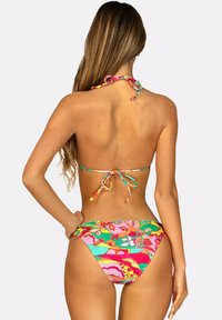 Kolorowy bikini z dekoltem halter, z koralikowymi wiązaniami, wzorzystym topem i pasującymi spodniami z wysokim stanem z żywymi kwiecistymi nadrukami.