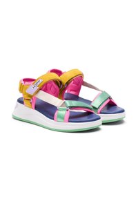 Färgglada sandaler med en gul mockaband, rosa och gröna detaljer, en tjock vit sula, och en mix av material för stöd och komfort.