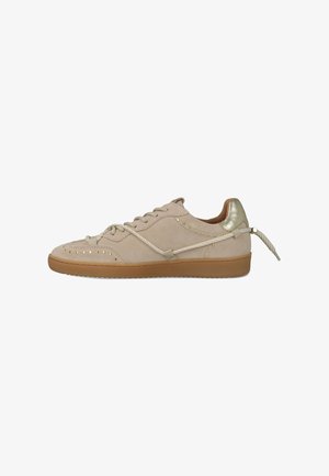 Beige suède sneaker met gouden studs, gumzool, metalen gouden hielstuk en crèmekleurige veterkoorden om de schoen heen gebonden.