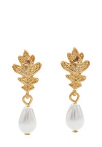 Zelta lapu formas auskariem ir teksturēts dizains ar baltu bumbierveida pilnīgu pērli. Metāla daļā ir neliela akcenta detaļa pie pamatnes.