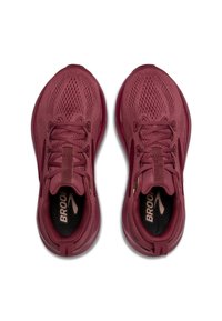 Tmavě červené běžecké boty s síťovaným svrškem, vybavené polstrovaným límcem, odpovídajícími šňůrkami a logem na stélkách, nabízející elegantní, moderní design.