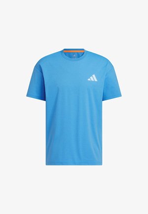 Blå t-shirt med kort ärm av mjukt tyg, med en vit logotyp på bröstet och en orange detalj vid halsringningen.