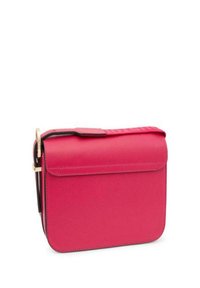 Bolso cruzado sintético rosa con cierre de solapa, que presenta una textura suave y una correa negra ajustable. Diseño sencillo, forma rectangular.