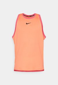 Maglietta atletica senza maniche Nike in tessuto a rete arancione chiaro, con dettagli rosa lungo i bordi e un piccolo logo nero sul davanti.