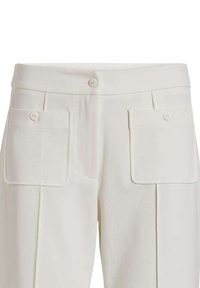 Pantalon blanc sur mesure avec une texture lisse, doté de deux poches avant et de boutons assortis, ceinture structurée et coupe droite.