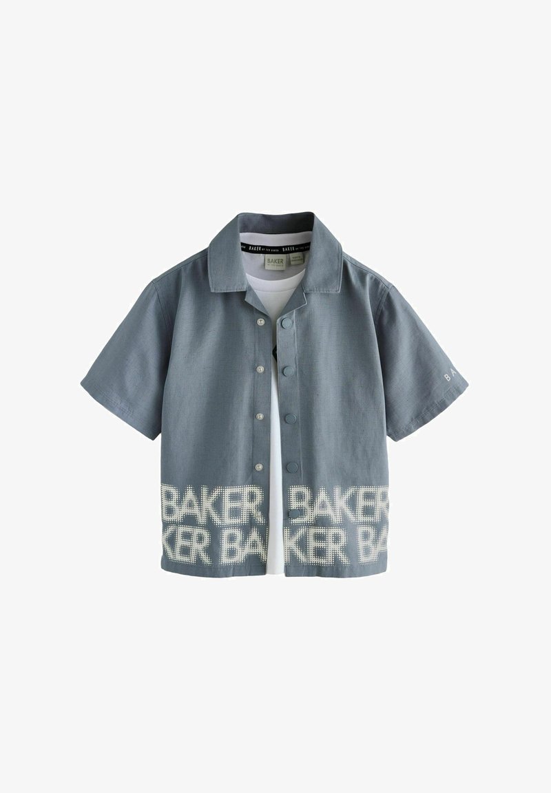 Chemise grise à manches courtes avec boutons et motif "BAKER" en bas, portée sur un sous-t-shirt blanc à col rond.