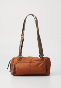 Brun stoffveske med justerbare lærstropper, med hovedrom med glidelås og frontlomme med glidelås, minimalistisk design, glatt tekstur.