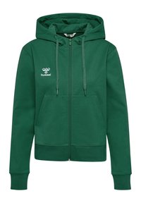 Sudadera verde con cremallera, hecha de una tela suave, que cuenta con un bolsillo canguro, capucha con cordón y un pequeño logo blanco en el pecho izquierdo.