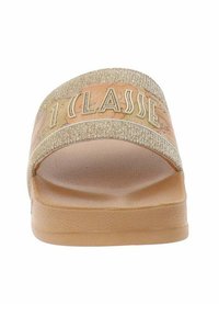 Sandalo slide con una fascia larga e textures in oro che presenta la scritta "1 CLASSE" in lettere dorate, su una base beige e decorata. Plantare morbido.