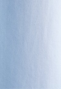 Tissu bleu clair avec une texture diagonale fine côtelée et un ombrage subtil.