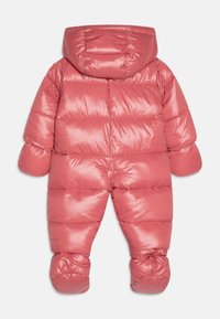 Rosa Puffer-Schneekombination mit glänzender Oberfläche, ausgestattet mit Kapuze, gesteppten Abschnitten und runden gepolsterten Füßen für Wärme und Komfort.