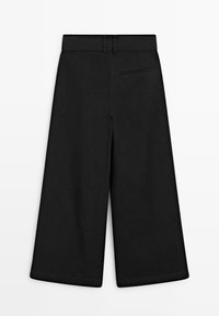 Pantaloni neri a gamba larga con texture liscia, dotati di una cintura in vita, una tasca posteriore singola e bordi puliti senza ulteriori decorazioni.